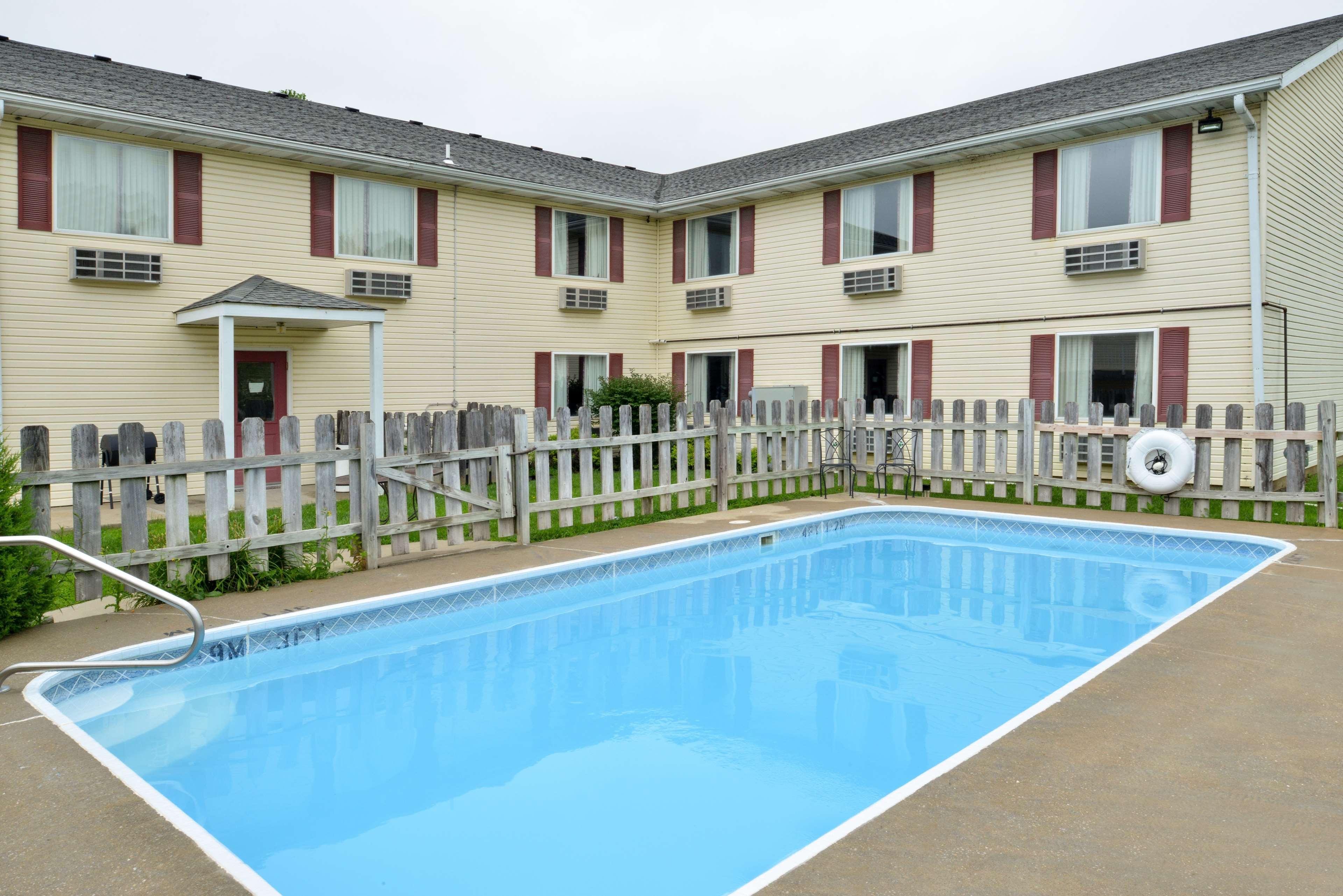 Americas Best Value Inn Knob Noster Exteriör bild